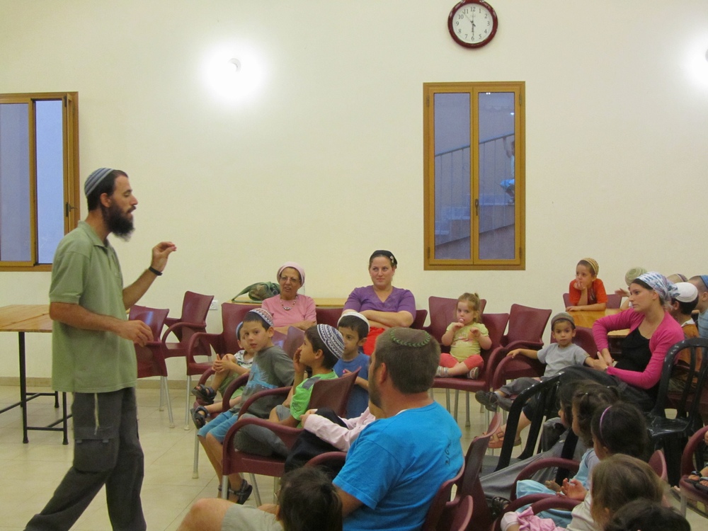 קבוצת הגנים עם הרב בועז רוזנטל.