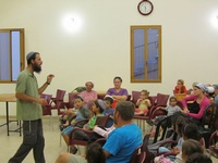 קבוצת הגנים עם הרב בועז רוזנטל.